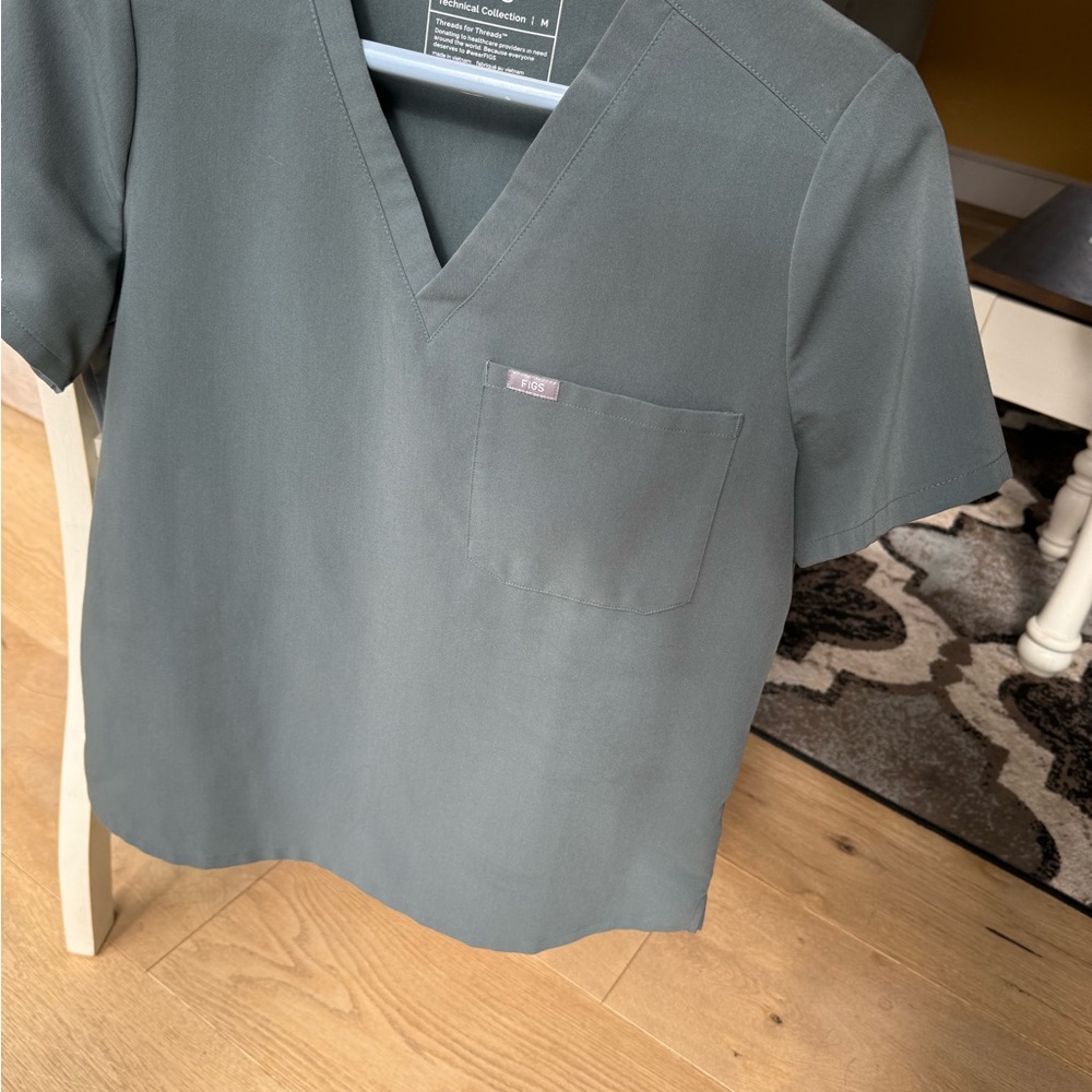 Women’s figs Catarina one pocket scrub top bonsai green